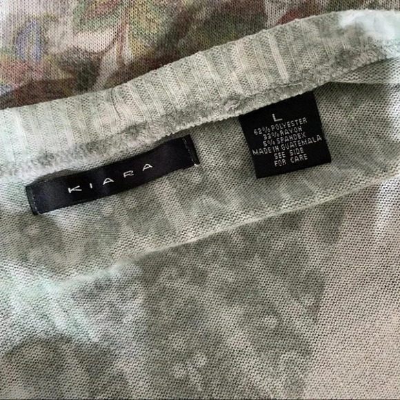 Kiara L‎ gray print V-neck knit top - Picture 5 of 5